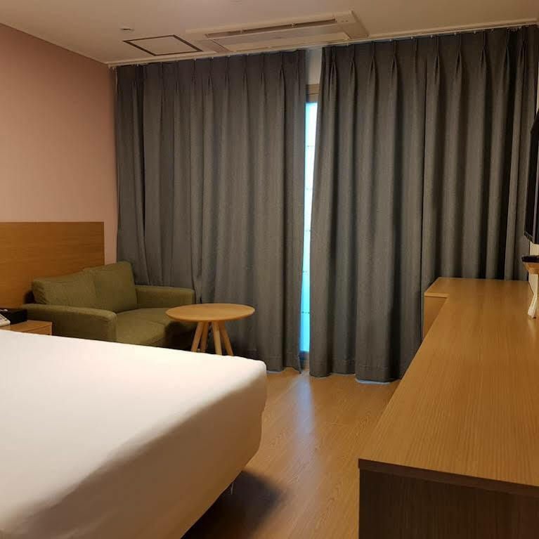 Sims Hotel Jeju Exterior foto